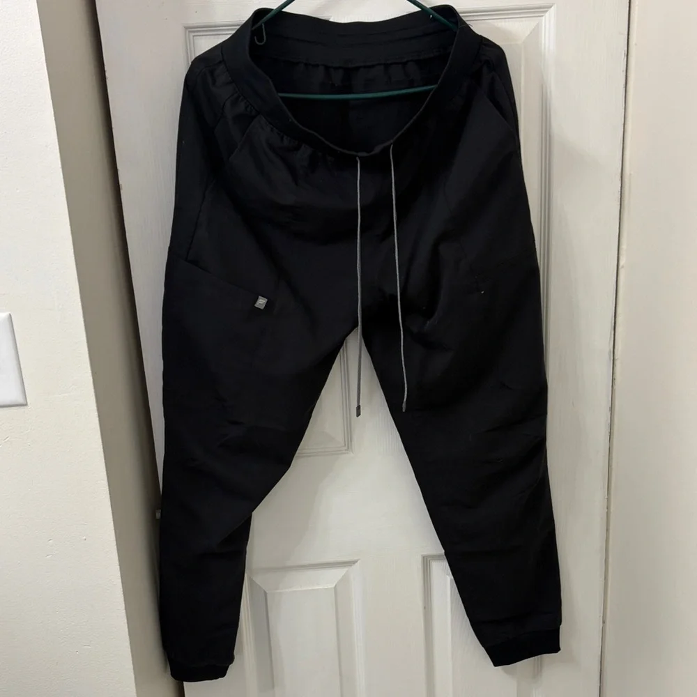 Fabletics Black Scrub Set - Picture 5 of 12